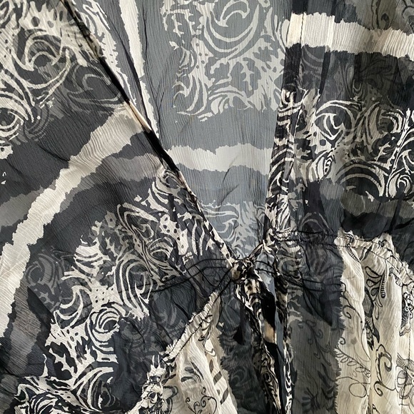 Gorgeous flowy see through top - Picture 4 of 5